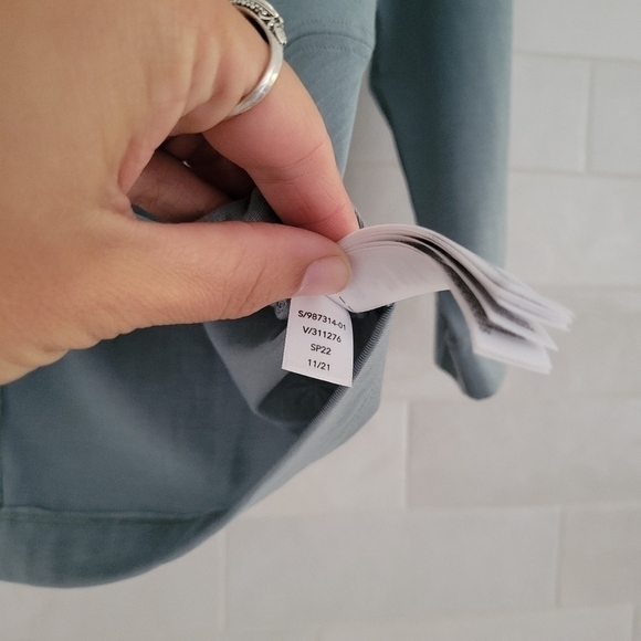 NWOT Athleta Embody Twist-Front 3/4 Sleeve Green Athletic Top Sage Green NEW - Picture 7 of 9